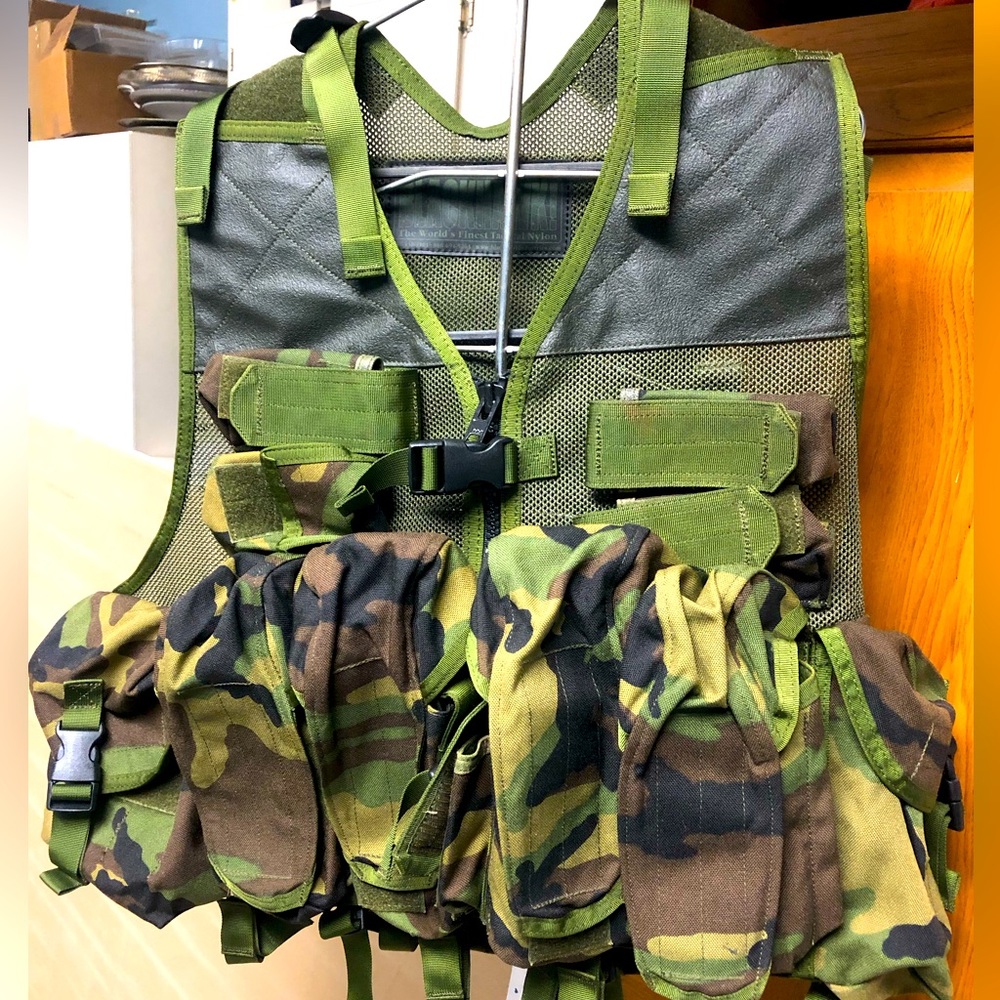 BLACKHAWK D.O.A.V. ASSAULT VEST SYSTEM, Woodland Very good condition.